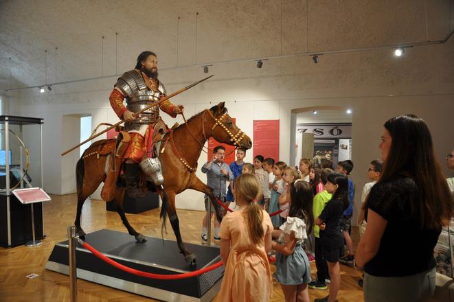 From 17 May to 31 August 2025, the Gemer-Malohont Museum hosts an exhibition entitled The Kagan’s Rider in its gallery spaces.