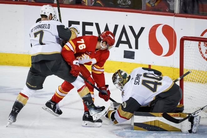 Martin Pospíšil (v červenom) bojuje pred bránkou Vegas Golden Knights.