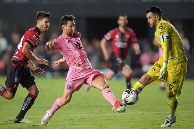 Brankár Camilo Vargas odkopáva loptu tesne pred Lionelom Messim.