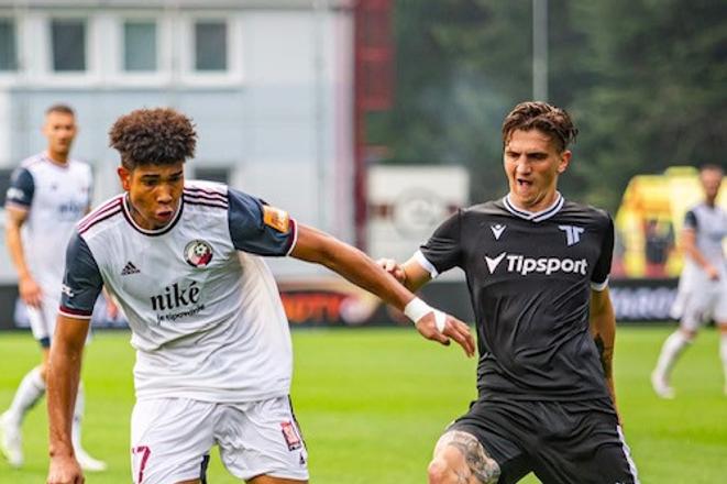 V auguste 2023 bojoval Taras Bondarenko (vpravo) v trenčianskom drese v zápase v Podbrezovej o loptu s domácim útočníkom Kabongom pri remíze 2:2