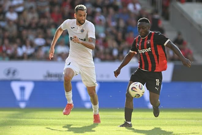 Na snímke vpravo hráč Trnavy Philip Azango a hráč Hibernians Charleston počas odvetného zápasu 2. predkola Konferenčnej ligy FC Spartak Trnava - FC Hibernians Paola.
