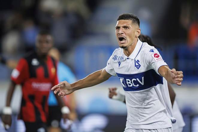 Hráč Alban Ajdini z Lausanne Sports sa raduje z gólu počas odvety 2. predkola Európskej ligy Lausanne Sports - Vardar Skopje.