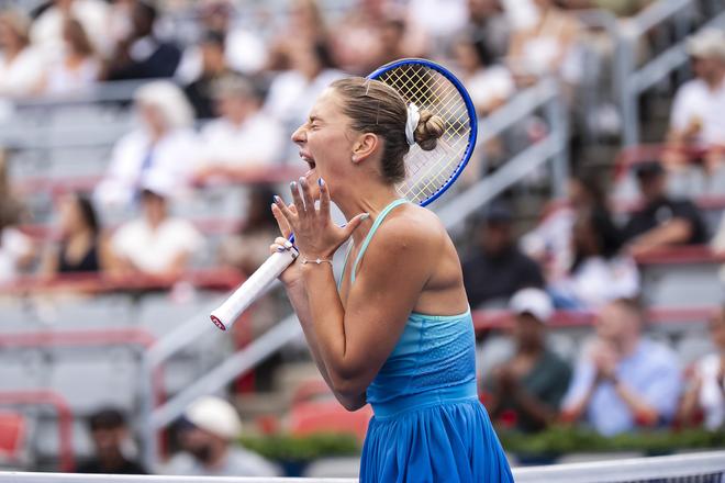 Ukrajinská tenistka Marta Kosťuková reaguje v zápase 3. kola ženskej dvojhry proti Austrálčanke Darii Kasatkinovej na turnaji WTA 1000 v kanadskom Montreale.