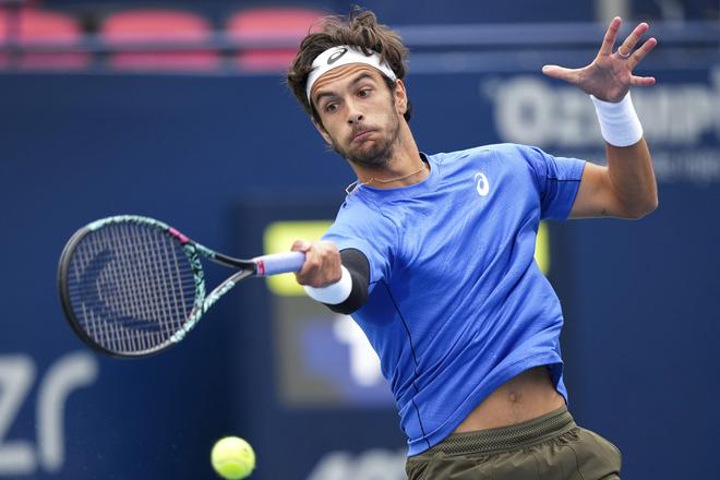 Taliansky tenista Lorenzo Musetti odvracia loptičku Američanovi Alexovi Michelsenovi počas zápasu 3. kola mužskej dvojhry na turnaji ATP Masters 1000 v kanadskom Toronte.