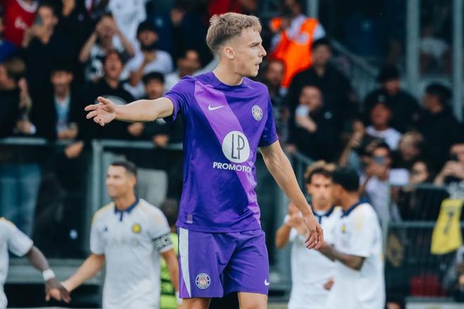 Momentka zo súboja proti Al-Nassr, Mário Sauer a v pozadí aj Cristiano Ronaldo, ktorý skóroval.