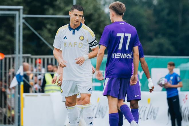 Má to zvečnené. Mário Sauer (s číslom 77) v zápase proti Cristianovi Ronaldovi.