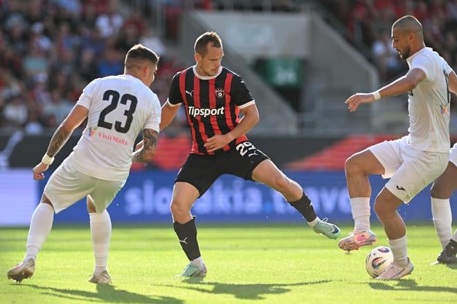 Na snímke zľava hráč Hibernians Matthew Ellul, futbalista Trnavy Martin Mikovič a hráč Hibernians Pablo Alves počas odvetného zápasu 2. predkola Konferenčnej ligy FC Spartak Trnava - FC Hibernians Paola v Trnave vo štvrtok 31. júla 2025.