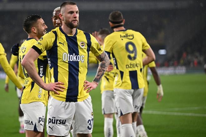 Milan Škriniar (v popredí) sa raduje so spoluhráčmi z gólu v zápase  Fenerbahce Istanbul - Trabzonspor.