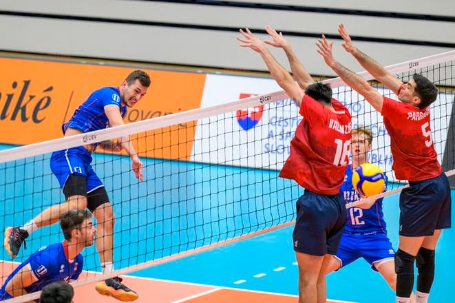 Kapitán našich volejbalistov Jakub Ihnát (vľavo) sa presadzuje proti dvojbloku Čile. Slováci vyhrali úvodný z troch zápasov bez straty setu.  