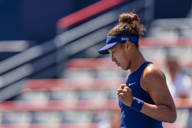 Japonská tenistka Naomi Osaková reaguje v zápase 3. kola ženskej dvojhry proti Jelene Ostapenkovej z Lotyšska na turnaji WTA 1000 v kanadskom Montreale.