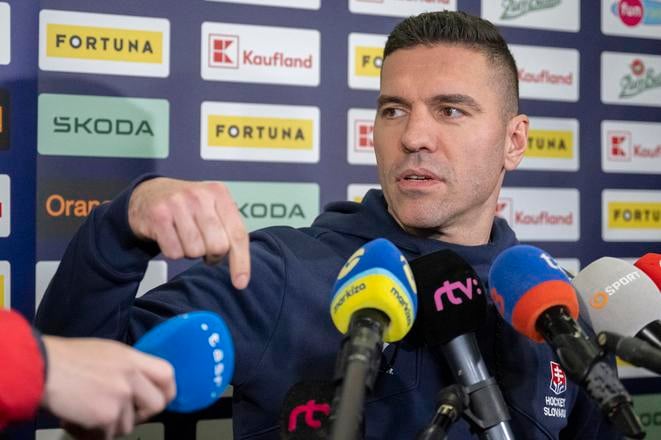Peter Frühauf pred novinármi.