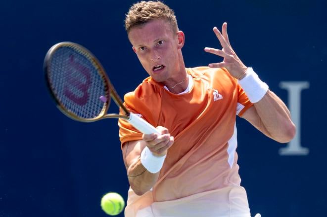 Český tenista Jiří Lehečka odvracia loptičku počas zápasu 3. kola mužskej dvojhry proti Francúzovi Arthurovi Filsovi na turnaji ATP Masters 1000 v kanadskom Toronte.
