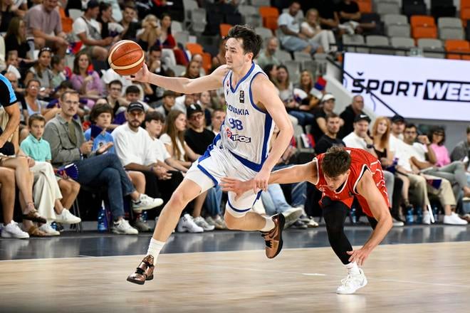 Timotej Malovec (s loptou) uniká Švajčiarovi Yurimi Solcovi. Mladší z bratov Malovcovcov bol najlepším strelcom sobotného zápasu.