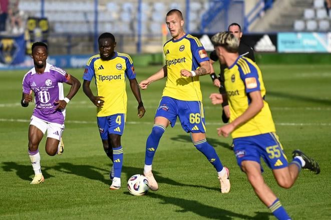 Zľava Christian Emmanuel (Komárno) a Abdul Zubairu , Martin Bednár a Artúr Musák (všetci Michalovce) v zápase 2. kola futbalovej Niké ligy MFK Zemplín Michalovce - KFC Komárno.