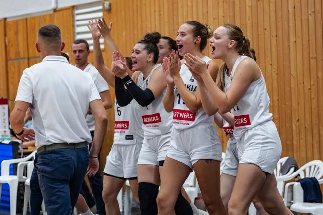 Mladé slovenské basketbalistky mali neraz dôvod na radosť v zápase proti družstvu Rumunsku, ktoré napokon zdolali o osem bodov.