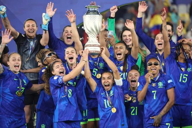 Brazílska futbalistka Marta (uprostred) drží trofej a raduje sa so spoluhráčkami po výhre vo finále Copa America žien proti Kolumbii v meste Quito.