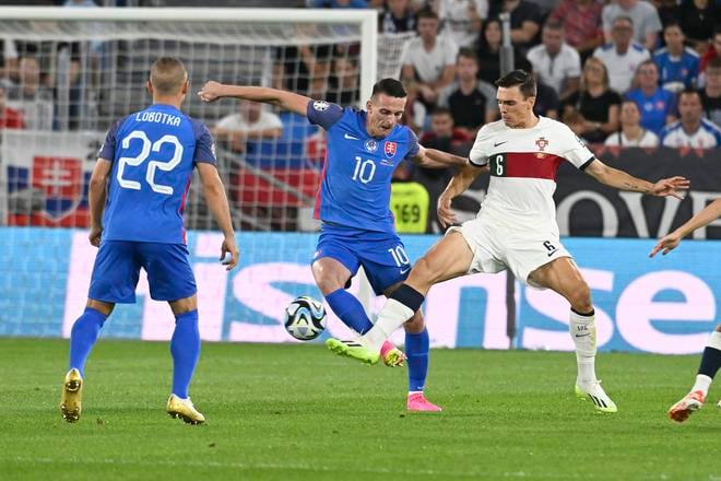 Vpravo Joao Palhinha (Portugalsko) a uprostred Róbert Polievka (Slovensko).