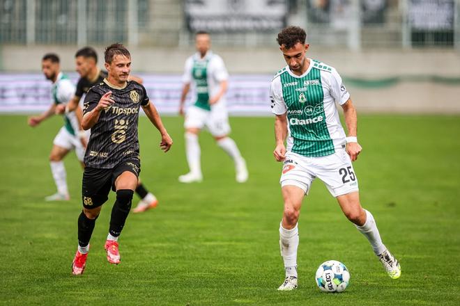 Náš stredopoliar v službách Jablonca Sebastian Nebyla (vpravo) zažiaril proti Hradcu Králové.