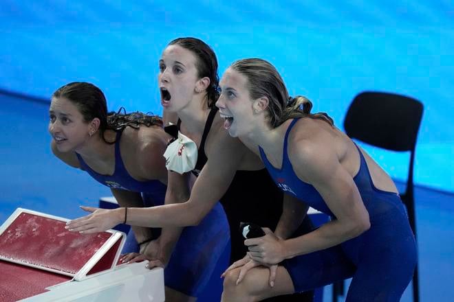 Zlaté Američanky počas polohovej štafety na MS v Singapure, kde sa dočkali aj svetového rekordu.
