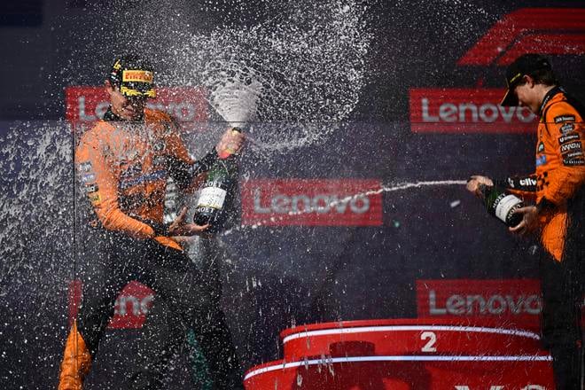 Brit Lando Norris (vľavo) na McLarene oslavuje triumf na Veľkej cene Maďarska.