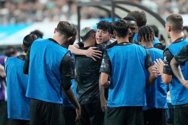 Son Heung-min sa lúči so spoluhráčmi z Tottenhamu Hotspur.