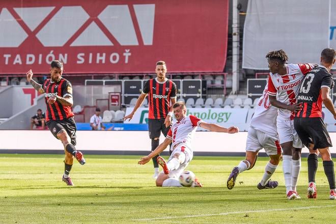 Erik Daniel (vľavo) strieľa gól Spartaka. Lukáš Skovajsa v páde už nestihol loptu zastaviť.