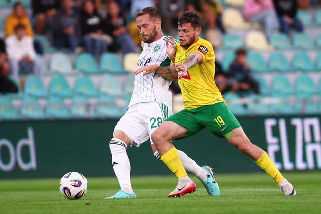Samuel Kopásek (Žilina) a Juraj Kotula (Prešov) bojujú o loptu v zápase 2. kola Niké ligy medzi MŠK Žilina - FC Tatran Prešov.