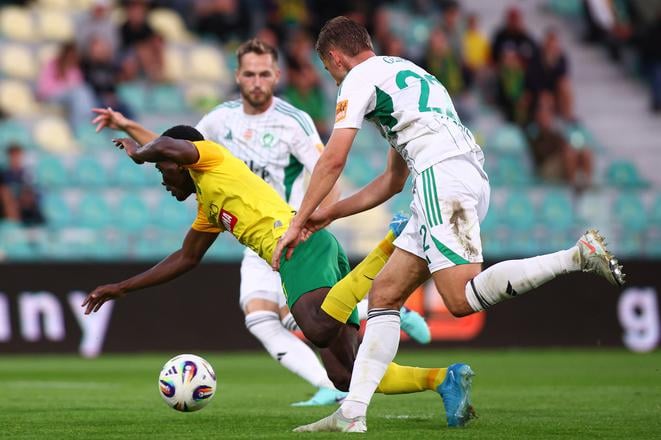 Samuel Gidi (Žilina) a Daniels Balodis (Prešov) bojujú o loptu v zápase 2. kola futbalovej Niké ligy medzi MŠK Žilina - FC Tatran Prešov.