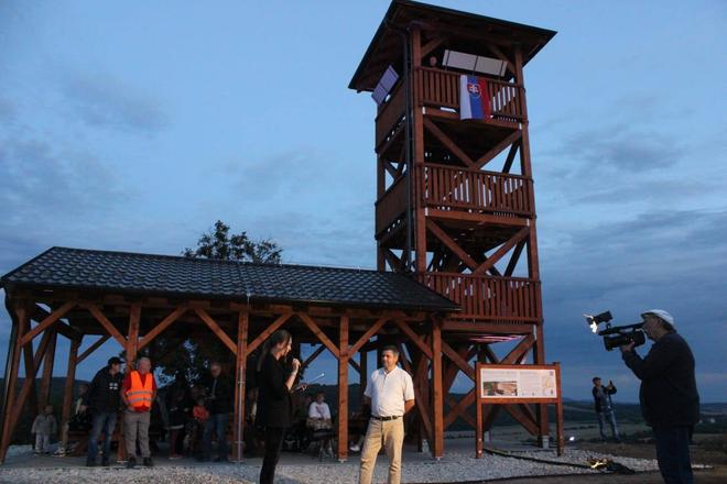 A newly built wooden lookout tower in the village of Hontianske Tesáre.