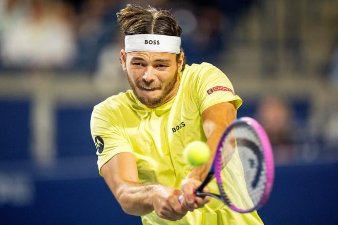 Americký tenista Taylor Fritz odvracia úder Jiŕího Lehečku z Česka v osemfinále mužskej dvojhry na turnaji ATP Masters 1000 v kanadskom Toronte.