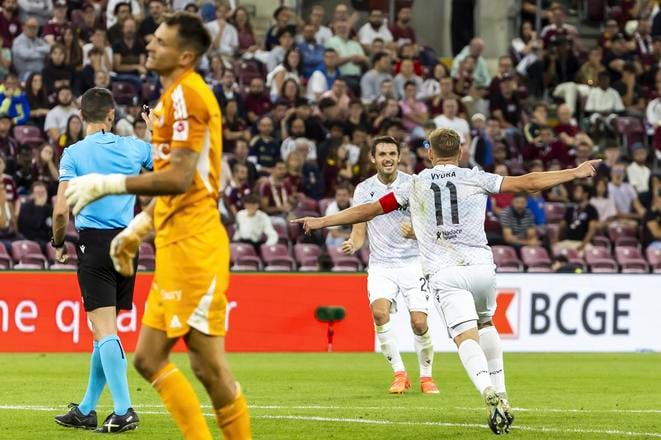 Hráči Plzne sa tešia z gólu do siete FC Servette.