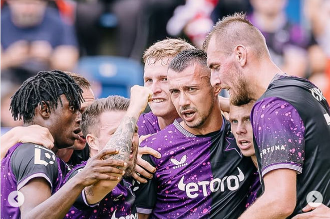 Ivan Schranz (v strede) oslavuje prvý gól v tejto sezóne v klbku spoluhráčov.