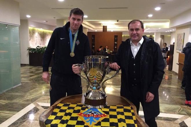 Vladimír Weiss st. a Ľubomír Michalík s trofejou za víťazstvo v Kazašskom pohári.