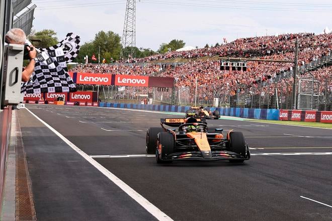 Lando Norris víťazí na VC Maďarska pred svojím tímovým kolegom OScarom Piastrim.