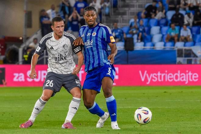 Stredopoliar Slovana Bratislava Rahim Ibrahim (vpravo) v súboji s kapitánom Podbrezovej Samuelom Štefánikom.