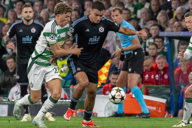 David Strelec (vpravo) a Arne Engeles z Celticu bojujú o loptu v zápase 1. kola ligovej fázy Ligy majstrov v sezóne 2024/25. Slovan v septembri minulého roka prehral v Glasgowe jasne 1:5.