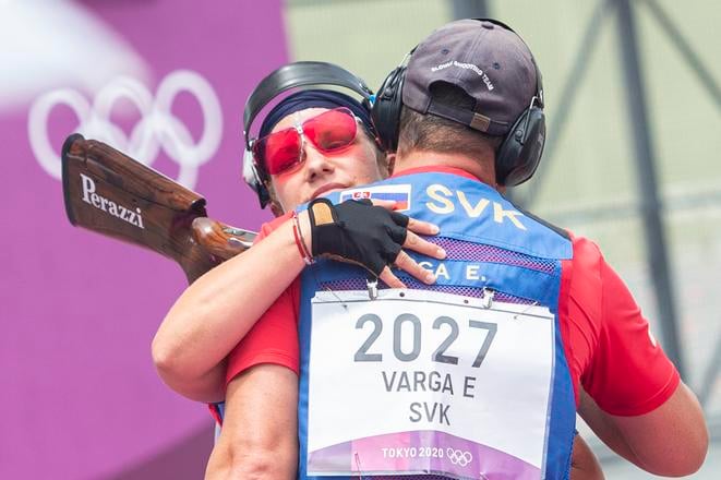 Archívna fotografia - Slovenskí reprezentanti v streľbe v tímovom mixe - trap, vľavo Zuzana Rehá-Štefečeková a chrbtom Erik Varga.