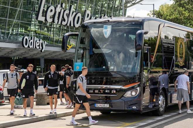 Slovanisti dorazili včera na letisko krátko po 13.00 h.
