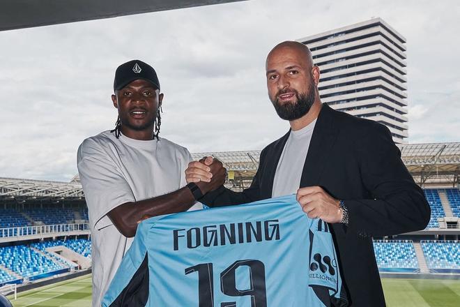 Sidoine Fogning s riaditeľom ŠK Slovan Ivanom Kmotríkom.