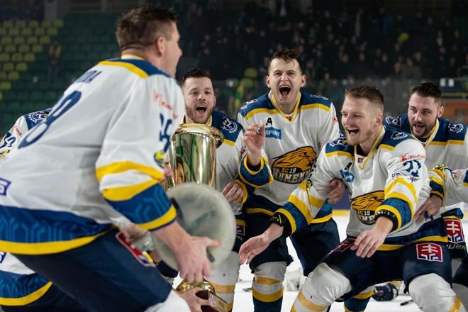 Na snímke radosť hokejistov HC 19 Humenné po víťazstve vo finále JOJ Šport Slovenského pohára v roku 2023.