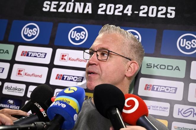 Tréner HC Košice Dan Ceman počas rozhovoru s novinármi na začiatku letnej prípravy na ľade pred novou extraligovou sezónou.