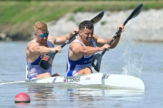 Milan Dörner (vpredu v lodi) je jediný skúsenejší kajakár, ktorý sa pripravuje v slovenskej K4 na MS v Miláne. Takto vlani finišoval s Ákosom Gacsalom k 6. miestu v K2 na 1000 m na ME v Szegede.