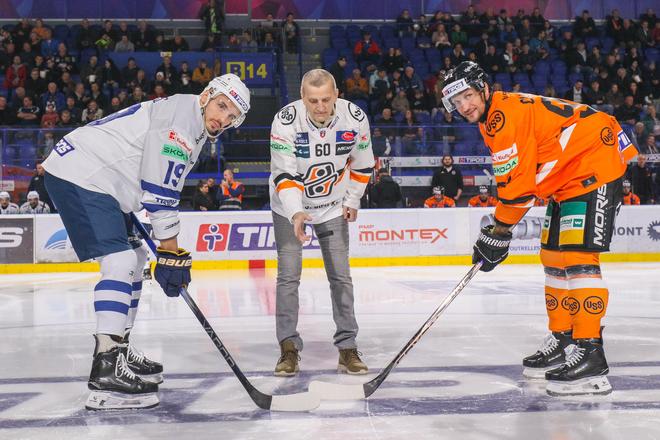 Legendárny slovenský hokejista Peter Veselovský hádže buly v novembri 2024 pred duelom Košíc so Spišskou Novou Vsou.