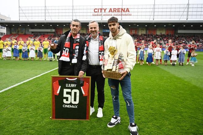 Zľava bývalý futbalista Marek Ujlaky st., prezident Spartaka Peter Macho a hráč Spartaka Marek Ujlaky ml. pred zápasom 3. kola nadstavbovej časti Niké ligy  Trnava - Žilina v Trnave, v marci 2024.