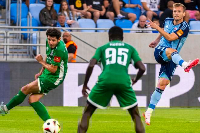 Zľava Patrik Šurnovský, Arnaud Konan (obidvaja Petržalka) a Jurij Medveděv (Slovan)  počas prípravného zápasu Slovan Bratislava - Petržalka. Ilustračné foto.