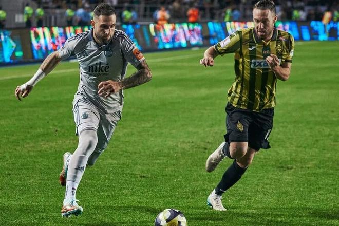 Tigran Barseghan (vľavo) na trávniku Kajratu Almaty.