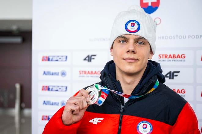 Na snímke Matej Stankoven pózuje s medailou z Európskeho olympijského festivalu mládeže (EYOF) v gruzínskom Bakuriani.
