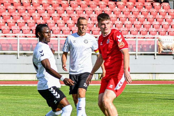 Kapitán Lehoty Marián Štrbák (v strede) verí, že jeho tím v zápase proti Slovanu B už zaboduje.