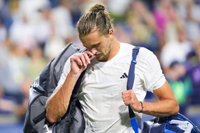 Nemecký tenista Alexander Zverev odchádza z kurtu po prehre s Karenom Chačanovom z Ruska v semifinále mužskej dvojhry na turnaji ATP Masters 1000 v kanadskom Toronte 2025.