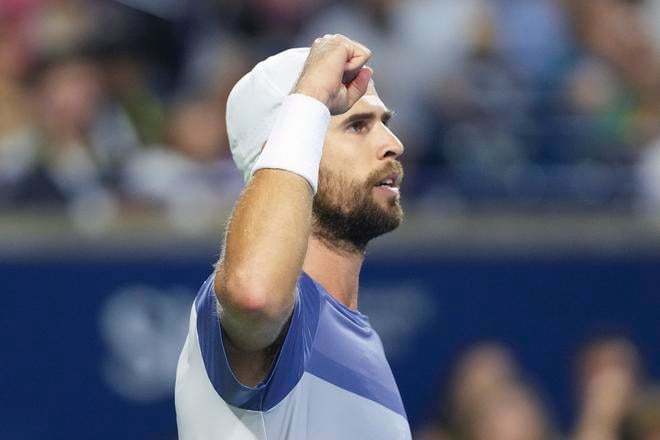 Ruský tenista Karen Chačanov reaguje po víťaznej výmene proti Alexandrovi Zverevovi z Nemecka počas semifinále mužskej dvojhry na turnaji ATP Masters 1000 v Toronte.